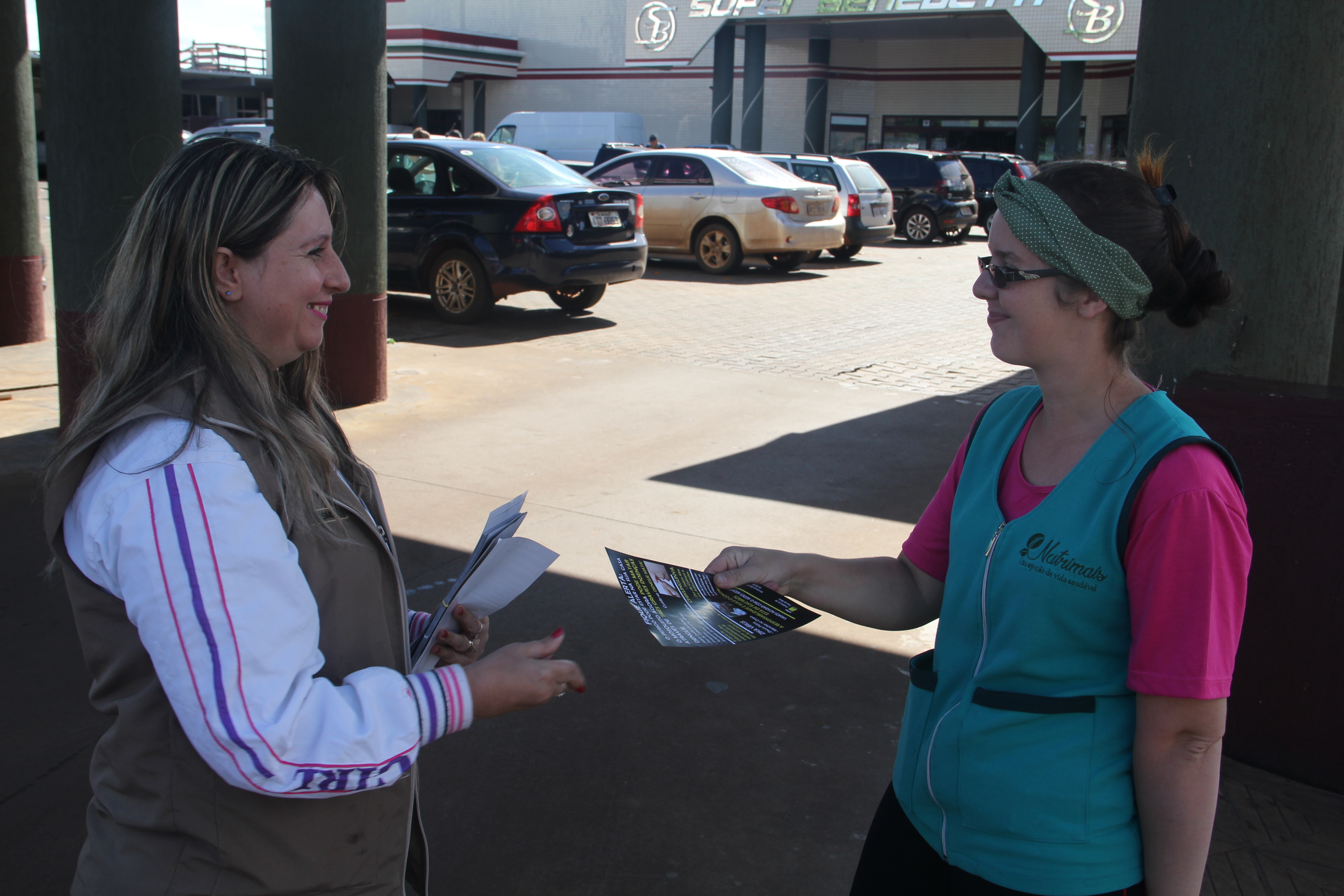 Panfletos de campanha contra Aedes são entregues em TM